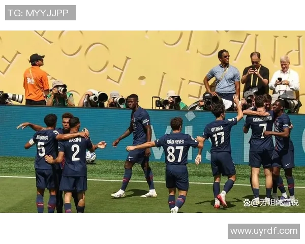 足球明星出场瞬间的独特姿势与场上气场展现分析